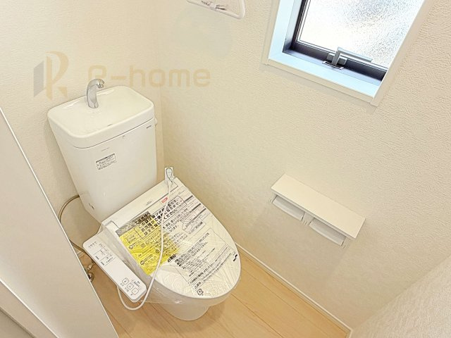 常陸太田市増井町第1　新築戸建て　2号棟のトイレ|温水洗浄便座付きのトイレ。
トイレが２ヵ所設置で朝の忙しい時間でも安心です。
