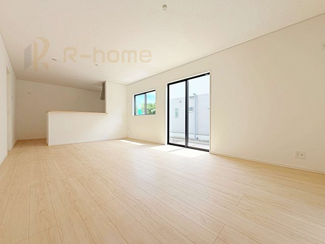 常陸太田市増井町第1　新築戸建て　2号棟の居間・リビング|広々とした余裕のあるリビングです♪大きな窓からは自然光が届きます。