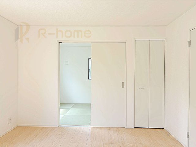 常陸太田市増井町第1　新築戸建て　2号棟の収納|掃除道具などの収納に便利なリビングクローゼット♪