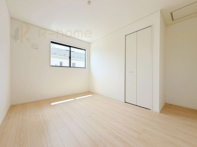 常陸太田市増井町第1　新築戸建て　2号棟の洋室|どんな部屋家具も合わせやすいシンプルな洋室！
たっぷりの日差しと心地よい風が舞い込む住まい♪