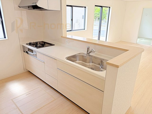 常陸太田市増井町第1　新築戸建て　2号棟のキッチン|料理をしながら家族とコミュニケーションが取れる対面式システムキッチン。