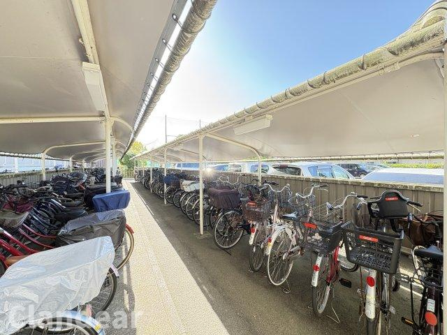 ボナハイツ中川　３号棟の駐輪場|ドキドキの新生活も、安心してスタート。ぴったりの住まいを見つけませんか？クランディアが一緒に住まい選びをサポートします‼　まずは、お気軽にお問合せください　＃クランディア