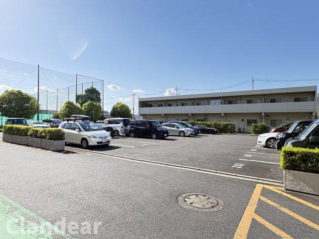 ボナハイツ中川　３号棟の駐車場|ドキドキの新生活も、安心してスタート。ぴったりの住まいを見つけませんか？クランディアが一緒に住まい選びをサポートします‼　まずは、お気軽にお問合せください　＃クランディア
