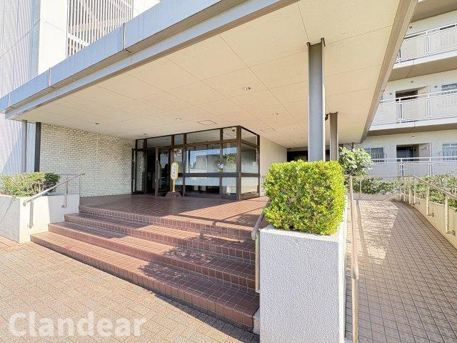 ボナハイツ中川　３号棟のエントランス|ドキドキの新生活も、安心してスタート。ぴったりの住まいを見つけませんか？クランディアが一緒に住まい選びをサポートします‼　まずは、お気軽にお問合せください　＃クランディア