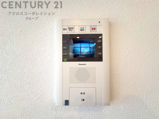 訪問者が来たときにテレビ画面で確認できるため、安心してドアを開けられます。録画機能があるものもあり、留守中に来訪者を記録しておくことができます。利便性が高く、セキュリティ面でも安心です。
