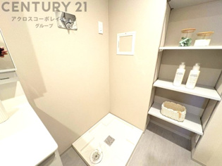 洗濯物の仕分け作業がしやすく、整理整頓が容易になります。洗濯音や湿気を他の部屋に持ち込まず、生活環境を快適に保ちます。上部を活用すれば収納スペースを確保でき洗剤や洗濯用品の整理もしやすくなります。