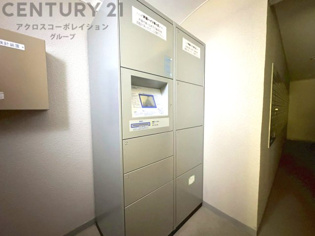 宅配ボックスは荷物の受け取りや配達が便利で安全です。不在時でも荷物が確保され、盗難や損傷のリスクが減少。受け取り時間の柔軟性が向上。外出先からでも荷物の受け取りや預けが可能となります。