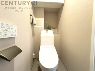 温水洗浄便座付トイレは温水洗浄機能により、暖かい水でおしりを洗浄することができ、冷たい水を使う従来の便座に比べ、温水洗浄機能で暖かいトイレを提供し、快適な使用を可能にします。