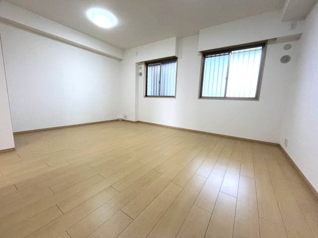 センチュリースクエア香久山　ウエストスクエアの洋室|2つの窓から自然光が入り込むため部屋全体が明るく開放感があります。