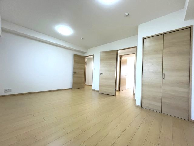 センチュリースクエア香久山　ウエストスクエアの洋室|広さ10.2帖の洋室は居住スペースとして十分な広さを確保しているので、お子様用のお部屋としてご利用できます♪