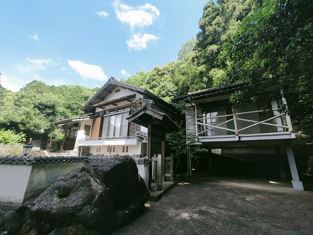 世知原町岩谷口戸建の駐車場