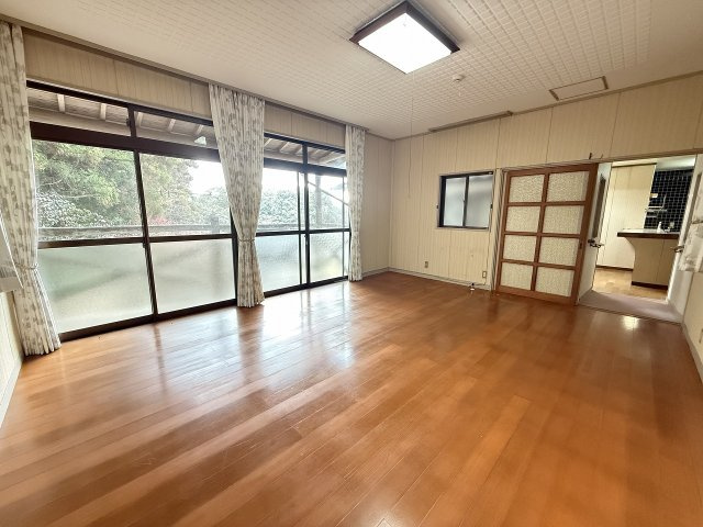 世知原町岩谷口戸建の居間・リビング|洋室１０帖