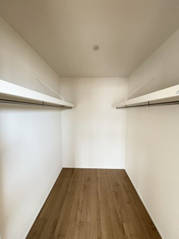 Bloom小倉南区中曽根6丁目3期の収納|お洋服はもちろん、季節家電やキャリーケースなどの大きな荷物もすっきり収納できる広々としたウォークインクローゼットを完備。室内を広く、そして綺麗に保つことができる頼もしい収納スペースです
