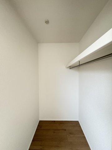 Bloom小倉南区中曽根6丁目3期の収納|お洋服はもちろん、季節家電やキャリーケースなどの大きな荷物もすっきり収納できる広々としたウォークインクローゼットを完備。室内を広く、そして綺麗に保つことができる頼もしい収納スペースです
