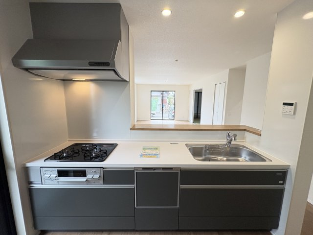 Bloom小倉南区中曽根6丁目3期のキッチン|スライド式収納です　調理器具や調味料などがすっぽりと収まり、奥まで収納しても出し入れがしやすいキッチンです