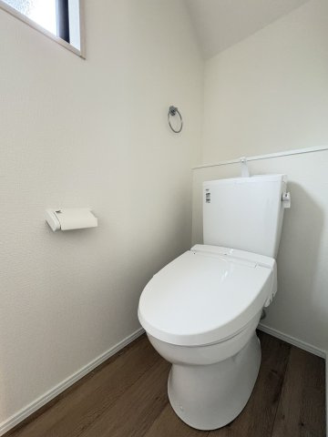 Bloom小倉南区中曽根6丁目3期のトイレ|温水洗浄便座付きのトイレです。汚れてもサッとひと拭きでお手入れ簡単。節水仕様でしっかり洗浄できます。環境にやさしく、しかも経済的です。