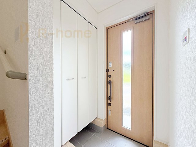 常陸太田市増井町第1　新築戸建て　4号棟の玄関|気持ちよくご家族やゲストを送迎できる穏やかな雰囲気の玄関♪大きな下駄箱で玄関廻りスッキリ♪
