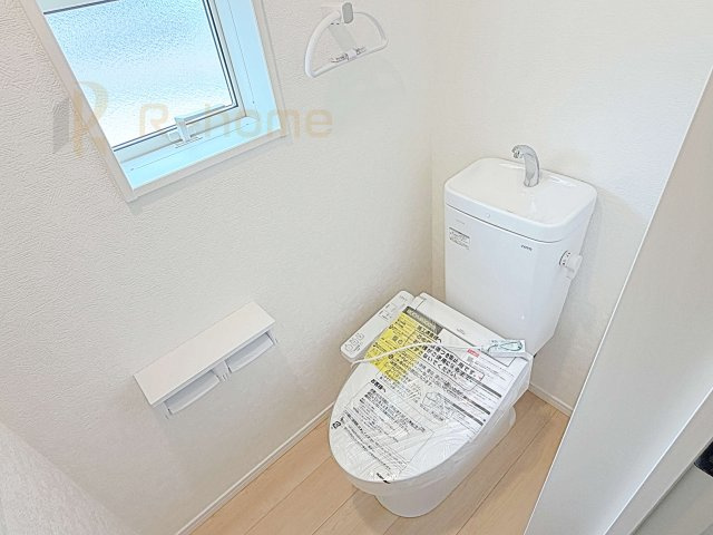 常陸太田市増井町第1　新築戸建て　4号棟のトイレ|温水洗浄便座付きのトイレ。
トイレが２ヵ所設置で朝の忙しい時間でも安心です。