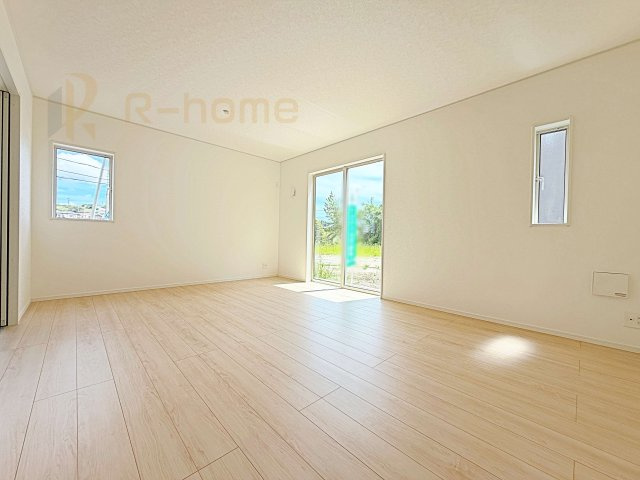 常陸太田市増井町第1　新築戸建て　4号棟の居間・リビング|広々とした余裕のあるリビングです♪大きな窓からは自然光が届きます。