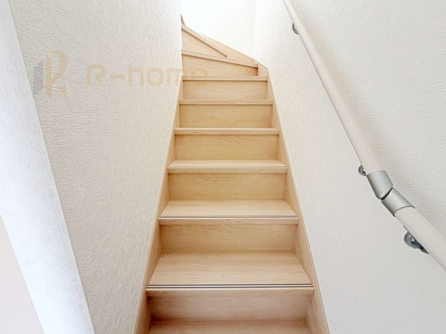 常陸太田市増井町第1　新築戸建て　4号棟の内装|手すりのついた階段！小さなお子様の利用も一安心です♪