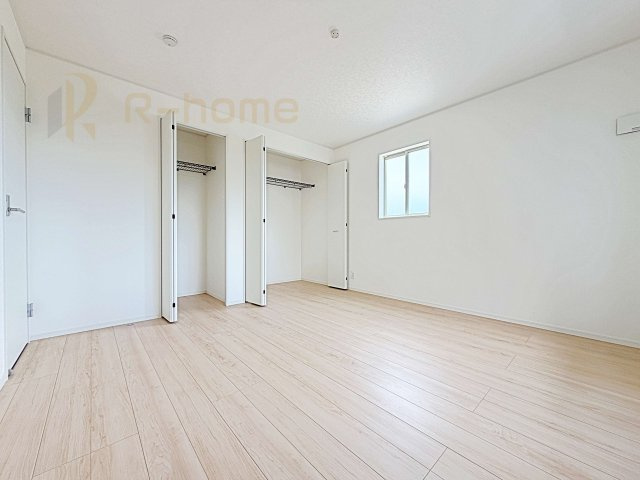 常陸太田市増井町第1　新築戸建て　4号棟の洋室|どんな部屋家具も合わせやすいシンプルな洋室！
たっぷりの日差しと心地よい風が舞い込む住まい♪