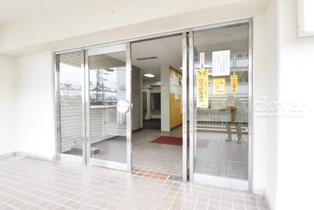 【エントランス】 | 東建西が丘マンション | お客様を、そして住人を出迎えてくれるマンションのエントランス。ゴミが落ちていないことからも、管理状態の良さや住民の節度の高さが見て取れます。～即日のご見学可能～　お問合せはお気軽にどうぞ。
