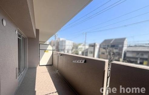 ソシエ北大阪弍期棟のバルコニー|◆広々としたバルコニーです！洗濯物干しもスムーズにできそうですね♪