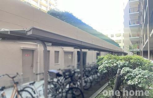 ソシエ北大阪弍期棟の駐輪場|◆駐輪場は屋根付きで、自転車が雨風にさらされる心配がありません！
◆最新の空き状況など、詳細につきましてはお気軽にお問い合わせください！