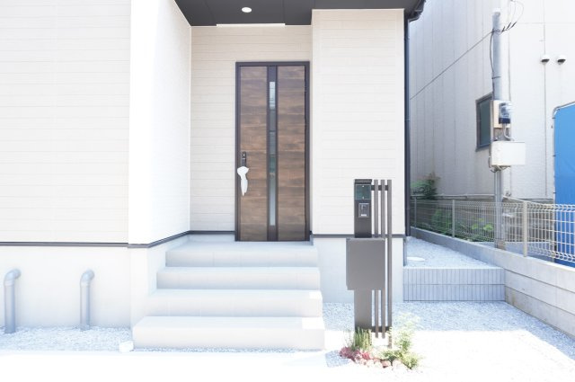 越谷市東越谷2丁目 新築分譲住宅 全2棟 2号棟の玄関