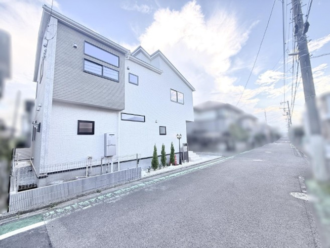 【前面道路含む現地写真】 | 海老名市国分寺台5丁目　新築戸建　全1棟