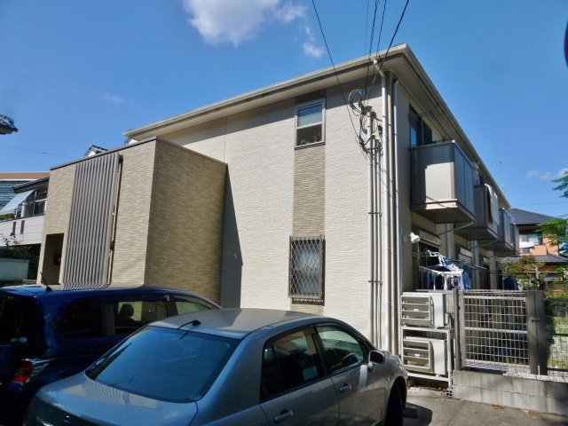 プレミアの外観|閑静な住宅街に佇む単身者向けアパート