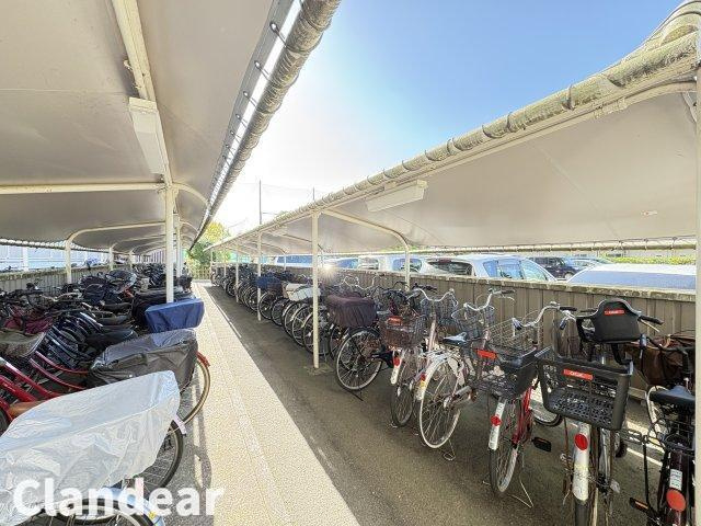 ボナハイツ中川Ａ棟の駐輪場|ドキドキの新生活も、安心してスタート。ぴったりの住まいを見つけませんか？クランディアが一緒に住まい選びをサポートします‼　まずは、お気軽にお問合せください　＃クランディア
