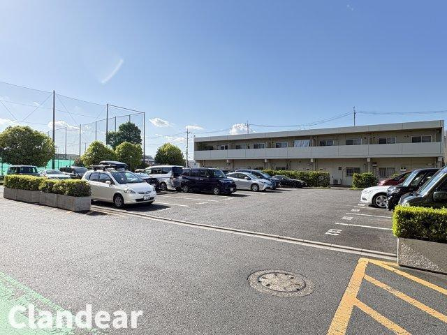 ボナハイツ中川Ａ棟の駐車場|ドキドキの新生活も、安心してスタート。ぴったりの住まいを見つけませんか？クランディアが一緒に住まい選びをサポートします‼　まずは、お気軽にお問合せください　＃クランディア