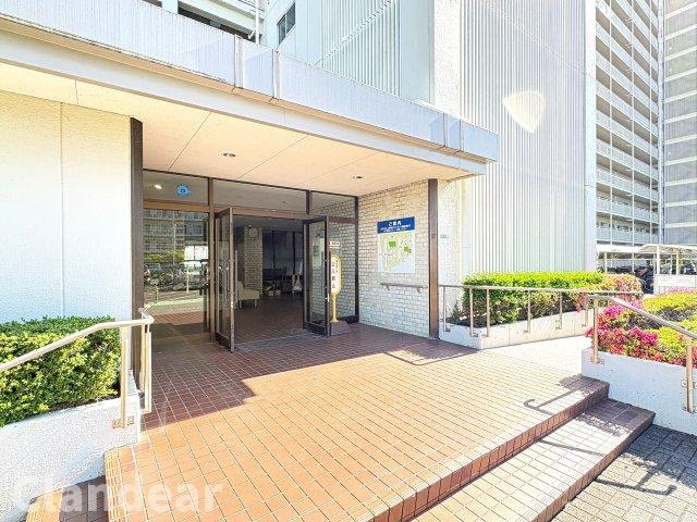 ボナハイツ中川Ａ棟のエントランス|ドキドキの新生活も、安心してスタート。ぴったりの住まいを見つけませんか？クランディアが一緒に住まい選びをサポートします‼　まずは、お気軽にお問合せください　＃クランディア