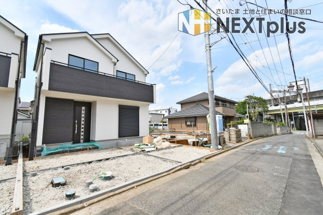 上尾市原市2322番　全４棟　A号棟の前面道路含む現地写真