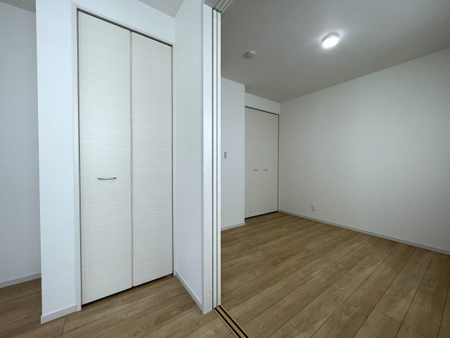 ここはサントリーニですか？白く輝く３棟が規則正しく並ぶ外観は、ちょっと気持ち良い。各棟微妙に違う間取りもお好みあるはず、な、『瀬谷区宮沢２丁目』新築戸建の洋室|広々とした洋室です