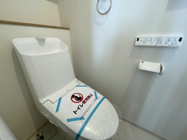 ここはサントリーニですか？白く輝く３棟が規則正しく並ぶ外観は、ちょっと気持ち良い。各棟微妙に違う間取りもお好みあるはず、な、『瀬谷区宮沢２丁目』新築戸建のトイレ|落ち着いた色調のトイレです