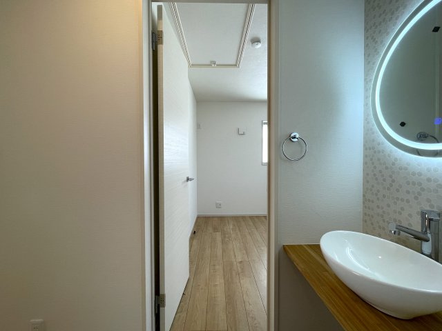 ここはサントリーニですか？白く輝く３棟が規則正しく並ぶ外観は、ちょっと気持ち良い。各棟微妙に違う間取りもお好みあるはず、な、『瀬谷区宮沢２丁目』新築戸建の内装|おしゃれな内装です