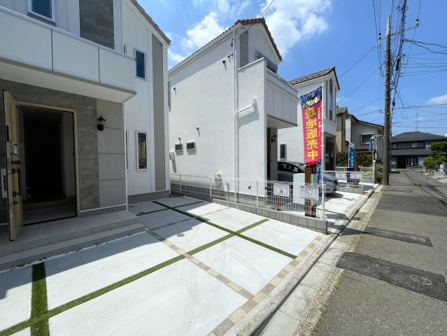 ここはサントリーニですか？白く輝く３棟が規則正しく並ぶ外観は、ちょっと気持ち良い。各棟微妙に違う間取りもお好みあるはず、な、『瀬谷区宮沢２丁目』新築戸建の前面道路含む現地写真