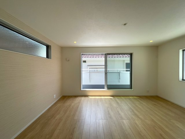 ここはサントリーニですか？白く輝く３棟が規則正しく並ぶ外観は、ちょっと気持ち良い。各棟微妙に違う間取りもお好みあるはず、な、『瀬谷区宮沢２丁目』新築戸建の居間・リビング|ゆったり過ごせる居間です