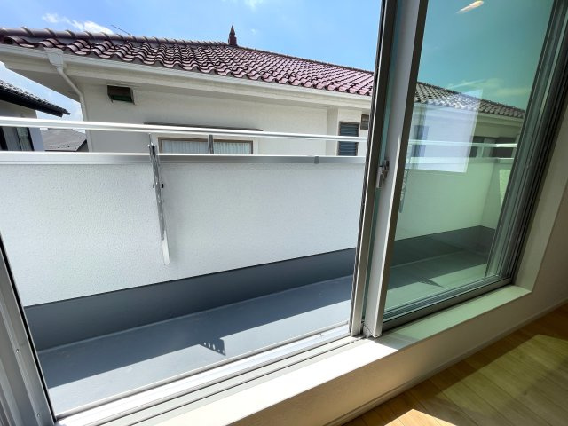 ここはサントリーニですか？白く輝く３棟が規則正しく並ぶ外観は、ちょっと気持ち良い。各棟微妙に違う間取りもお好みあるはず、な、『瀬谷区宮沢２丁目』新築戸建のバルコニー|落ち着いた時間を過ごせるバルコニーです