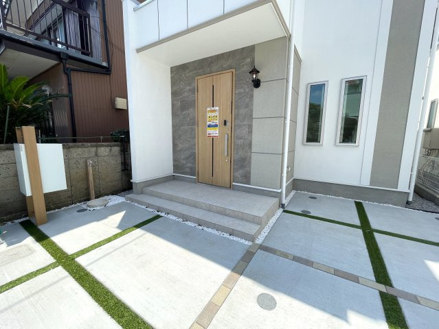 ここはサントリーニですか？白く輝く３棟が規則正しく並ぶ外観は、ちょっと気持ち良い。各棟微妙に違う間取りもお好みあるはず、な、『瀬谷区宮沢２丁目』新築戸建の外観|きれいな外観です