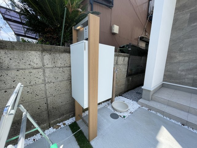 ここはサントリーニですか？白く輝く３棟が規則正しく並ぶ外観は、ちょっと気持ち良い。各棟微妙に違う間取りもお好みあるはず、な、『瀬谷区宮沢２丁目』新築戸建のセキュリティ