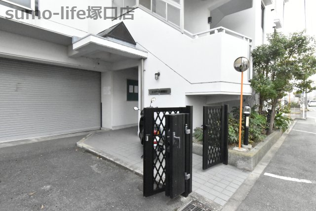 エフアール東園田のエントランス