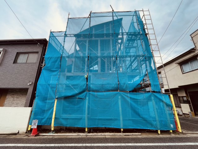 【外観】 | ～インフィーア Vol.78　練馬区南大泉６丁目　ブランド新築戸建て～  | 【建築中】南西側通路で角地のような開放感あふれる立地