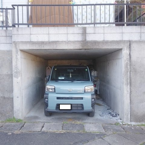神島町中古戸建の駐車場