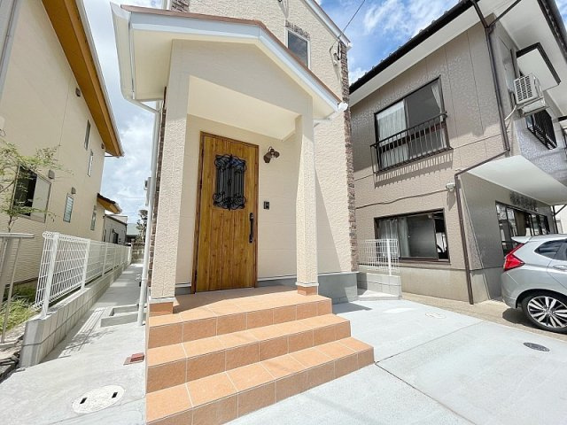 川棚町百津郷新築建売一戸建の玄関