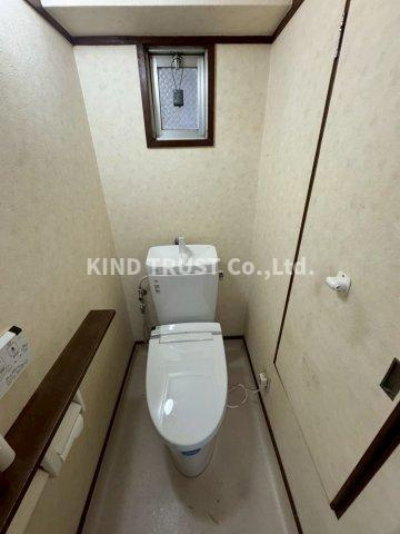 高倉第三コーポのトイレ|落ち着いた色調のトイレです