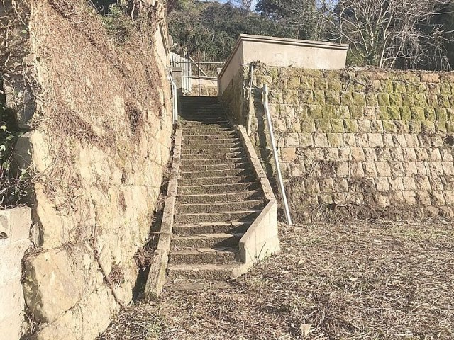 春日町売土地の前面道路含む現地写真
