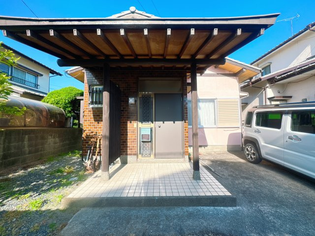 【外観】 | 古賀市谷山中古戸建 | 平屋ならではの落ち着いた佇まいは、まるで隠れ家のような贅沢なプライベート空間を演出します。